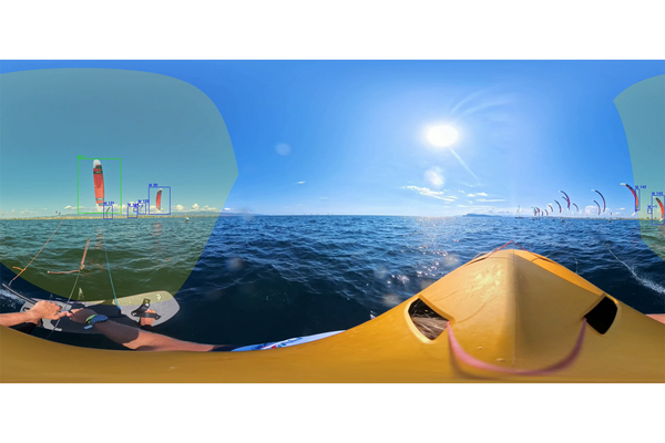 Panoramafoto von Kite-Surfers Perspektive auf dem Wasser, andere Kite-Surfer in der Ferne sind zu sehen und Kamera analysiert die Kites