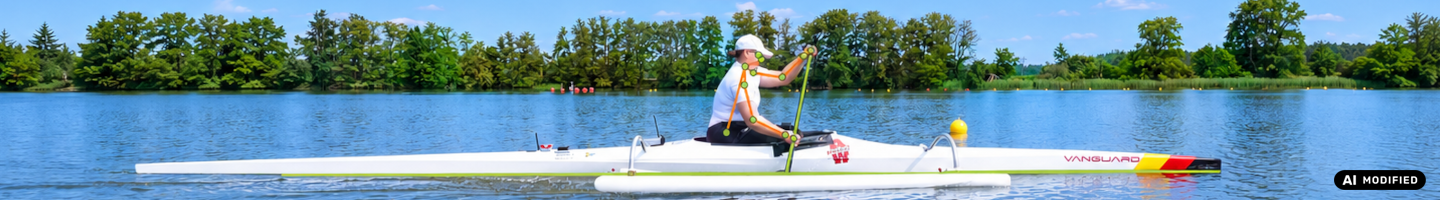 Foto eines Kanuten auf dem Wasser von der Seite, Bewegungsabläufe der Oberarme sind mit eingezeichneten Punkten und Linien markiert