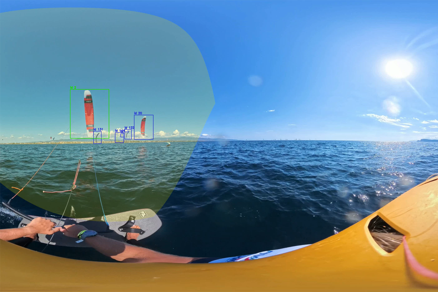 Panoramafoto von Kite-Surfers Perspektive auf dem Wasser, andere Kite-Surfer in der Ferne sind zu sehen und Kamera analysiert die Kites