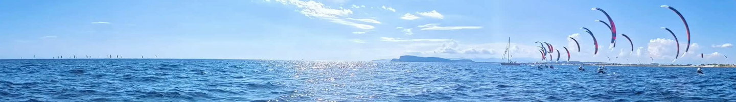 Panoramafoto von Kite-Surfers Perspektive auf dem Wasser, andere Kite-Surfer in der Ferne sind zu sehen und Kamera analysiert die Kites