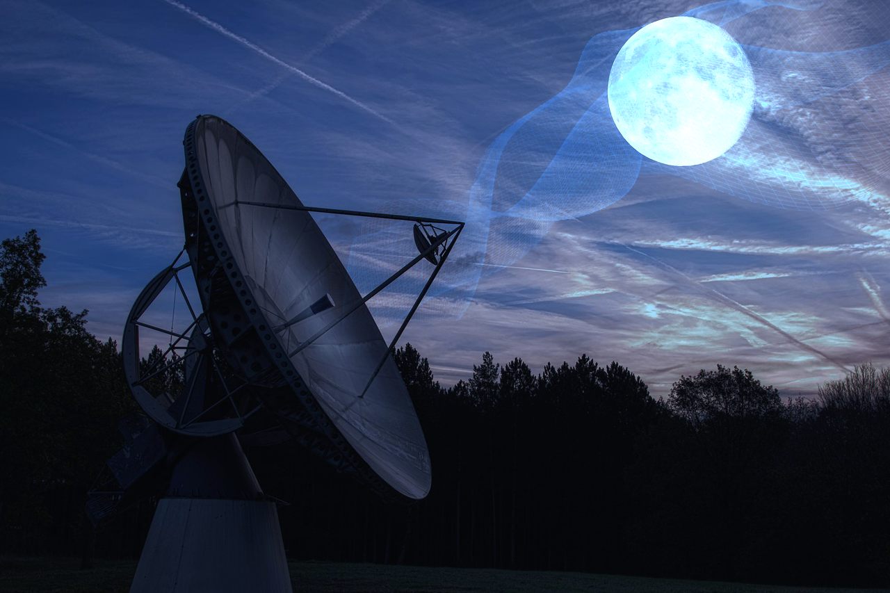 große Antenne bei Mondlicht