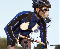 Radfahrer mit Helm und Atemmaske