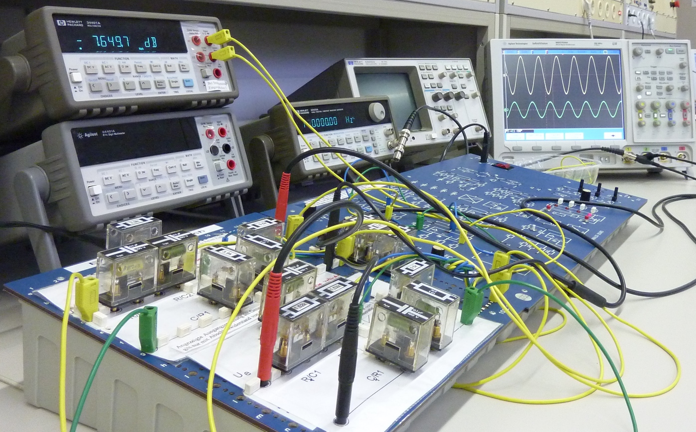 Foto von Schalt-Board mit Kabeln und Messgeräten